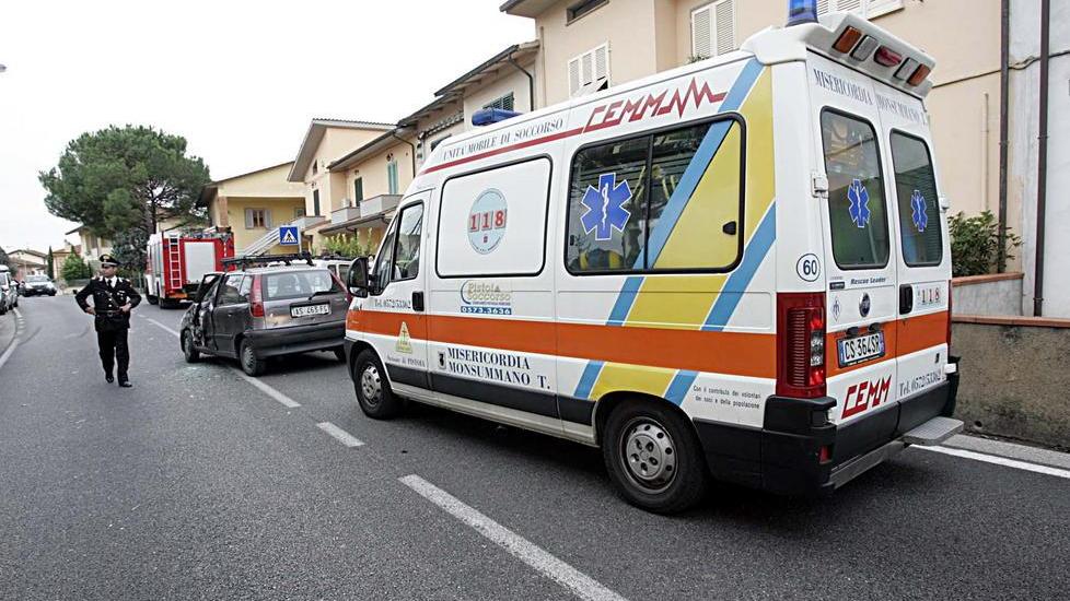 Sale ubriaca sul cornicione del terrazzo