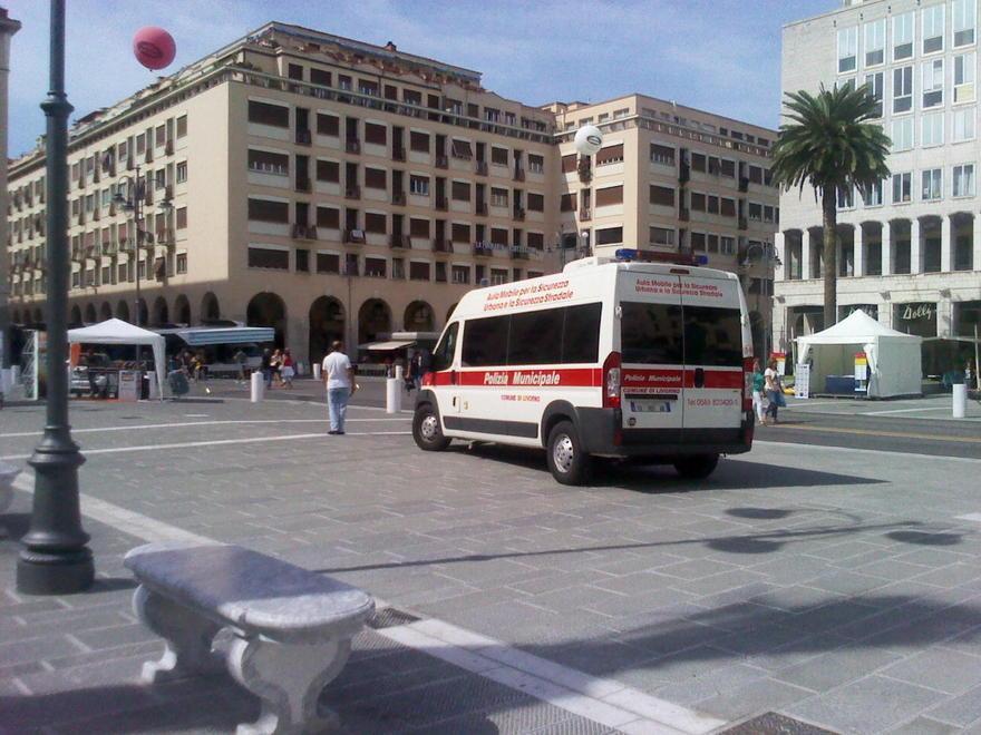 Il pulmino dei vigili parcheggiato in mezzo a piazza Grande 