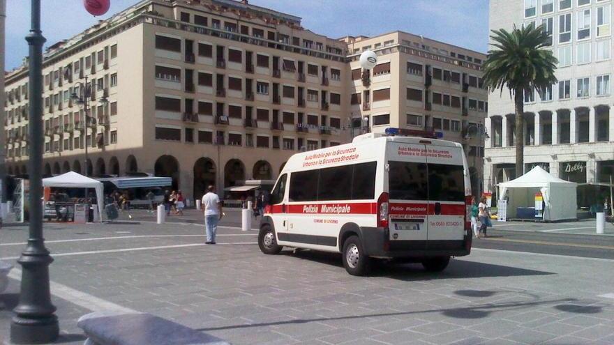 Il pulmino dei vigili parcheggiato in mezzo a piazza Grande