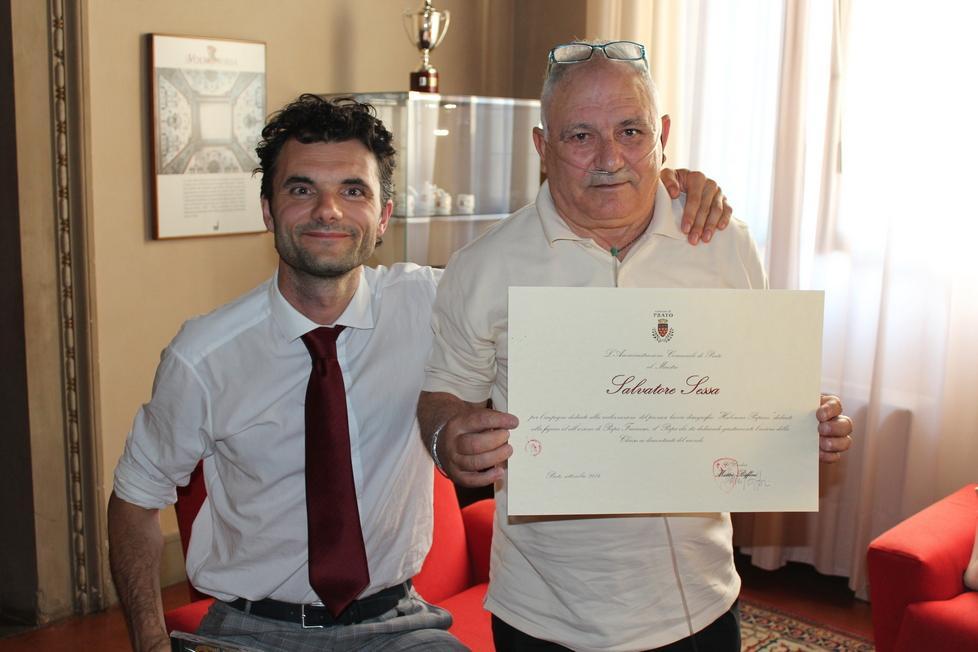 Il sindaco Biffoni premia con una pergamena il maestro Sessa 