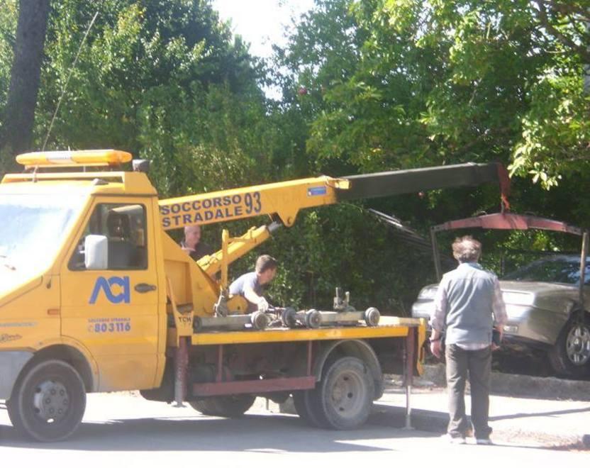 Sfonda un muretto facendo marcia indietro con l’auto 