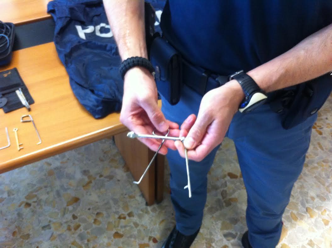 Fabbricavano arnesi per scassinare serrature e compiere furti in casa 