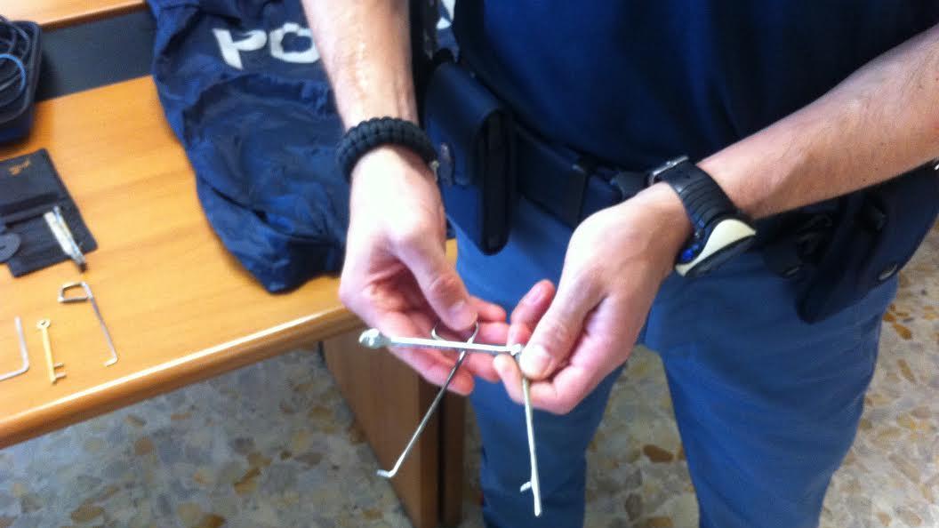 Fabbricavano arnesi per scassinare serrature e compiere furti in casa
