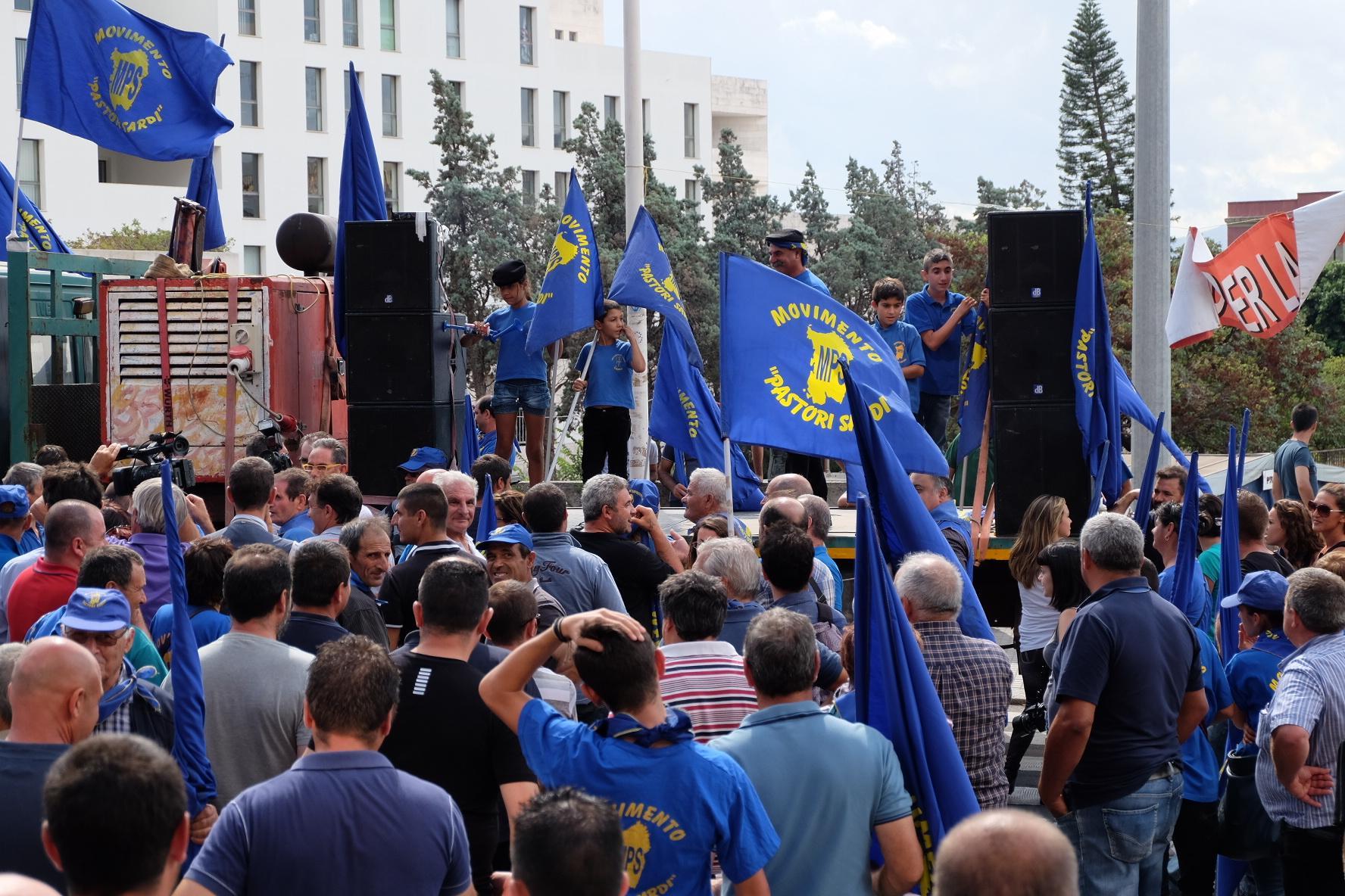 Mille pastori in corteo: «Persi aiuti per milioni euro» 