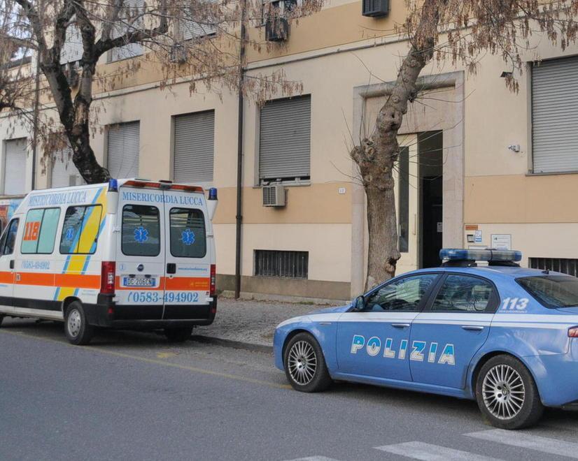 Tenta di rapinare una donna e la minaccia con una siringa 