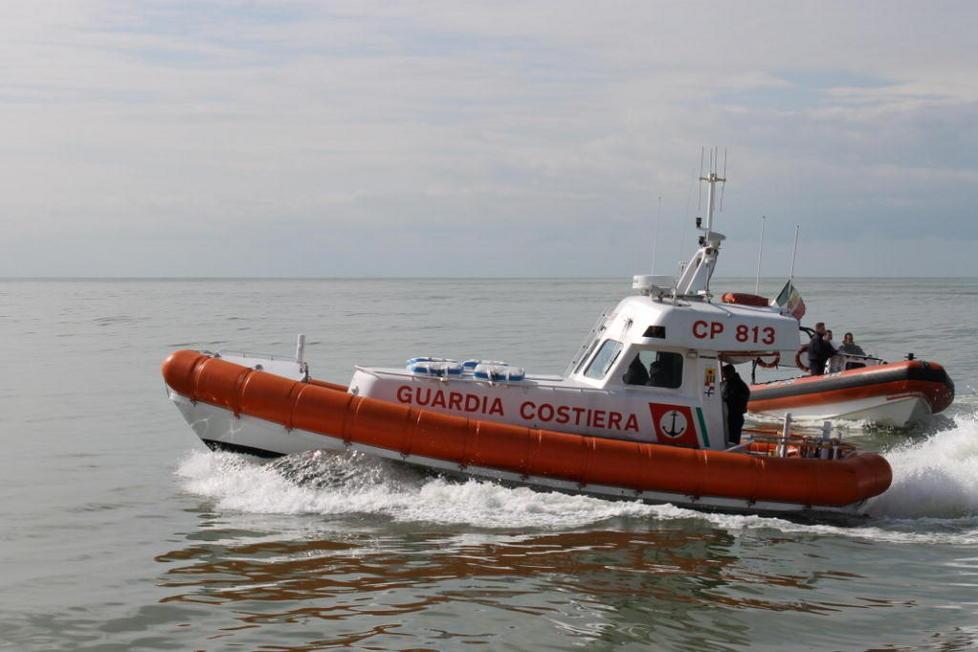 Esce in mare con un kayak e si perde: donna salvata dalla Guardia costiera 