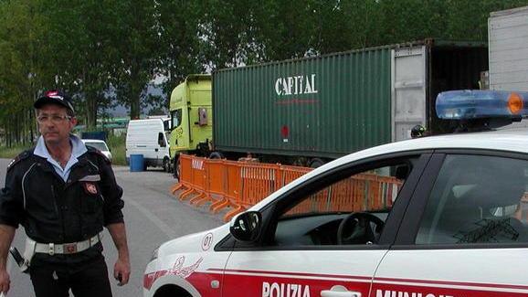 Guidano e telefonano, multati gli autisti di due scuolabus