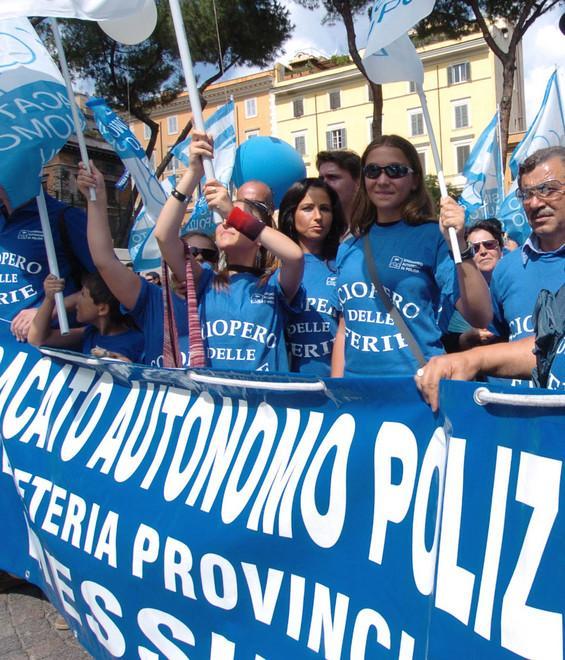 Un agente su 3 incrocia le braccia «Soldi, divise e strumenti adeguati» 