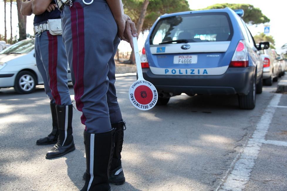Sesso in auto in pieno centro davanti a un bambino: arrestati 
