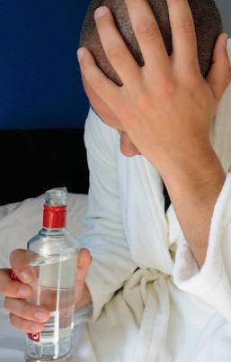 Perde il lavoro e muore bevendo un litro di grappa 