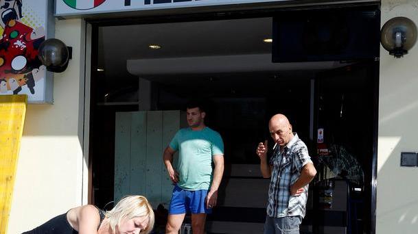 Fiamme in pizzeria, palazzina evacuata