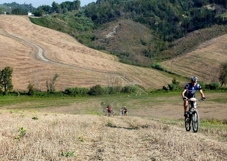 In mountain bike a gustare piatti e paesaggi 