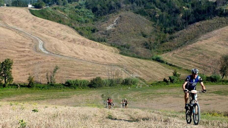 In mountain bike a gustare piatti e paesaggi