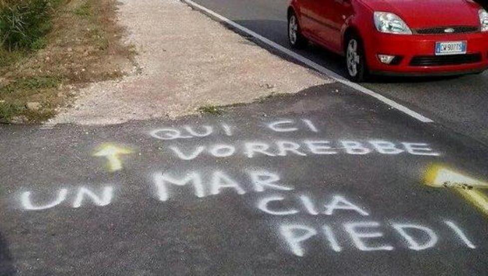 Niente marciapiedi alla sede di Chimica: proteste