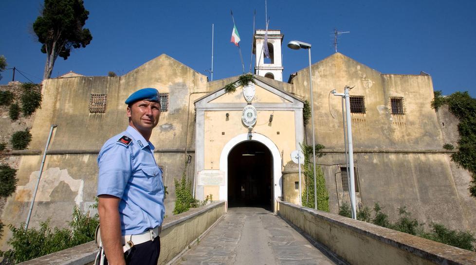 Porta droga in carcere scoperto dagli agenti