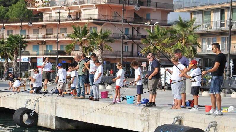 «Me lo peschi papà», ok la gara di pesca con genitori e figli