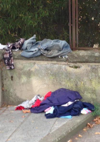 Rubano abiti alla Cri e si cambiano in strada