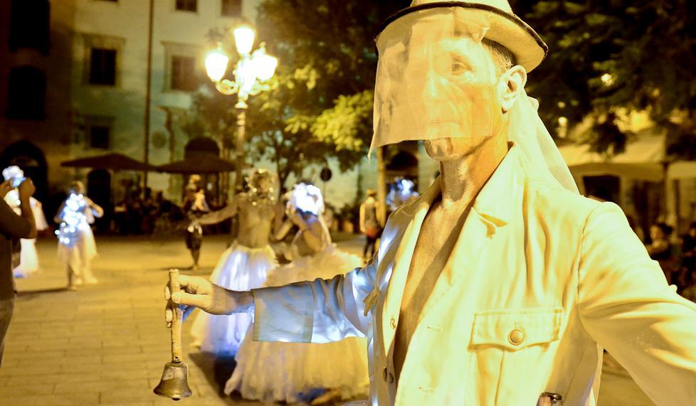 “Girovagando” in città con gli artisti di strada 