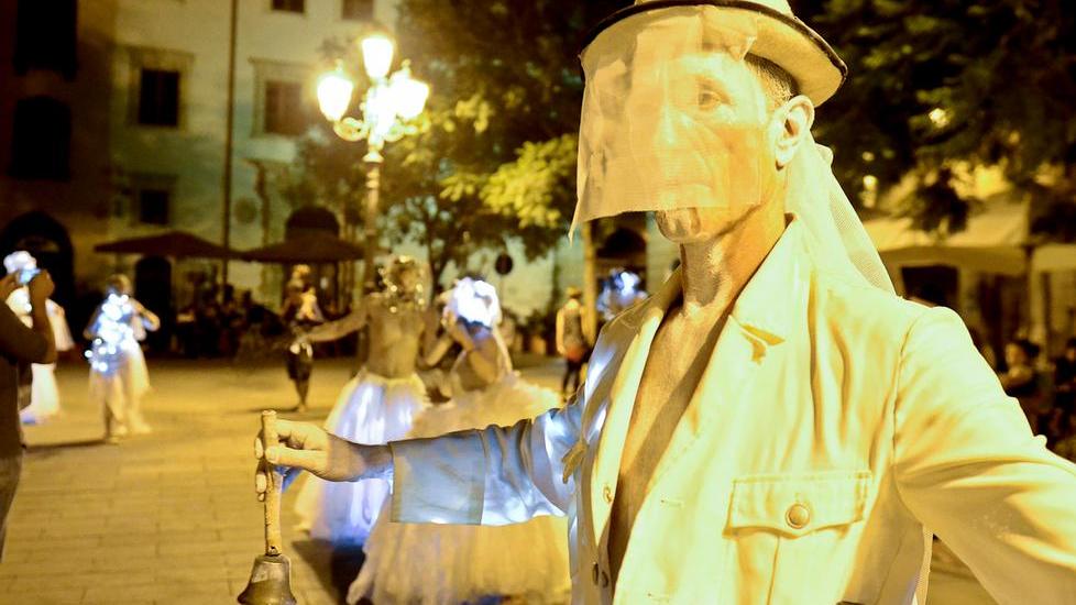 “Girovagando” in città con gli artisti di strada