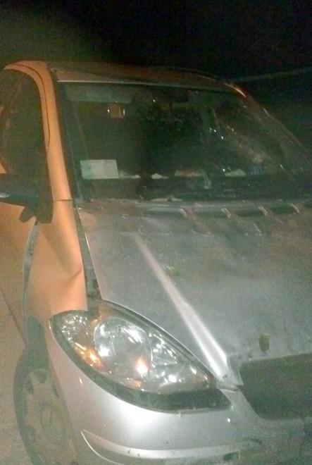 Esce fuori strada e sfonda il cordolo di cemento: illesa