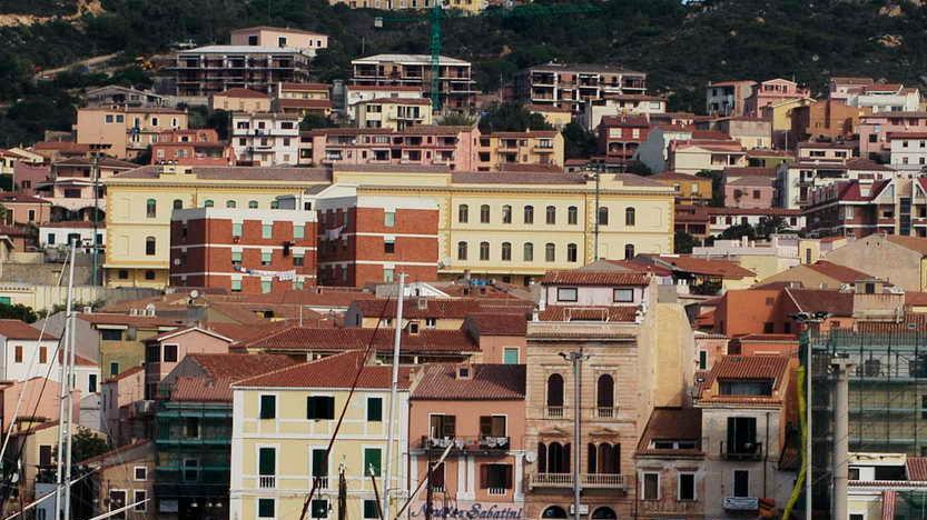 La Maddalena, presentato «Sbirrizzendi pe l’isula»