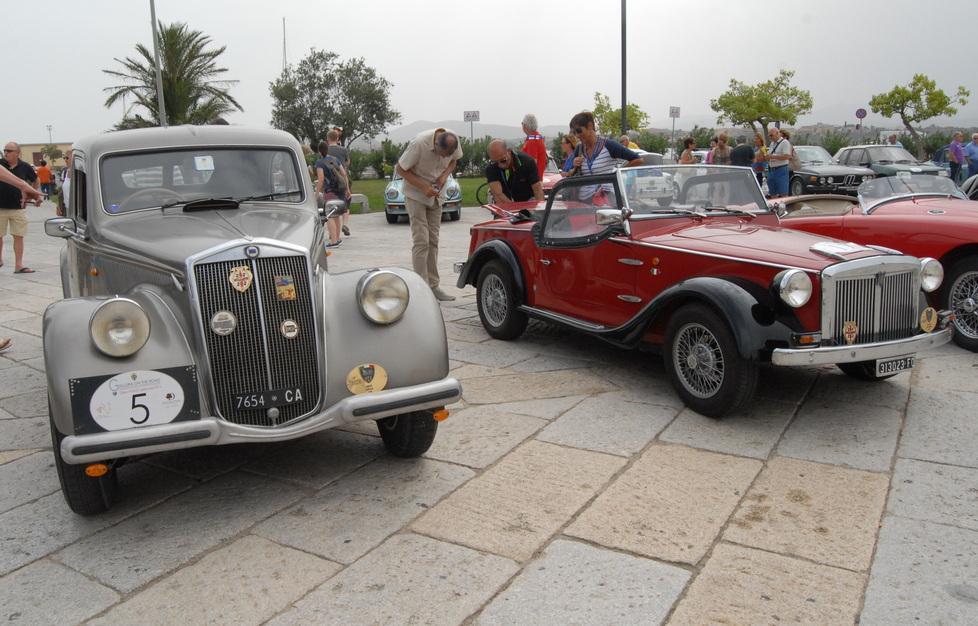 Il tour delle auto storiche incanta tutta la provincia 