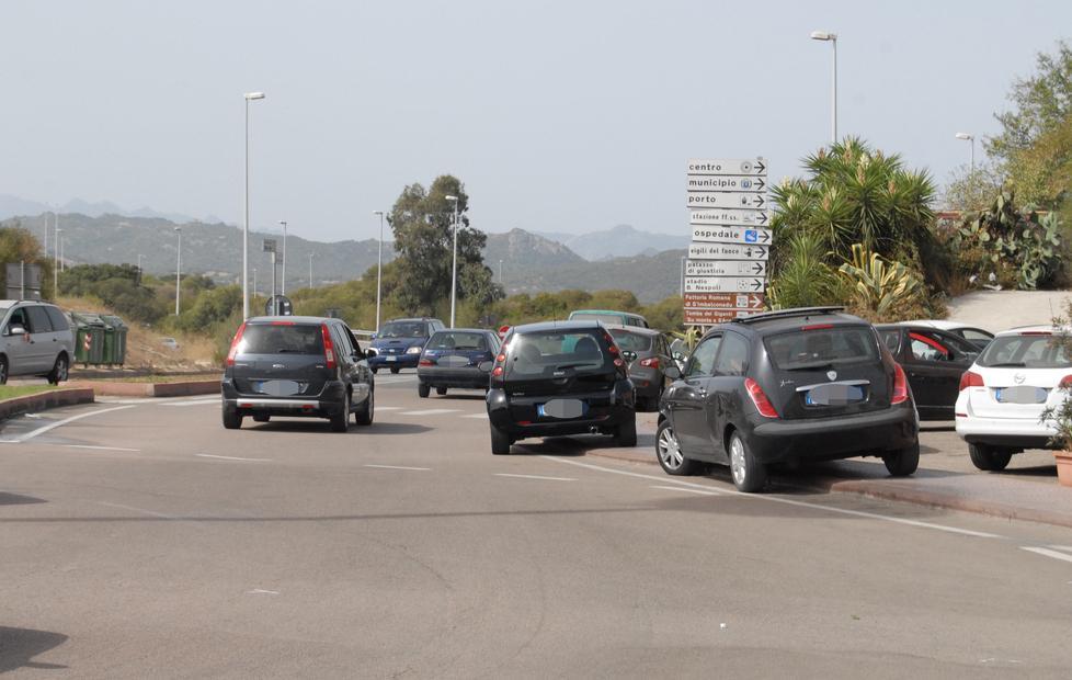 Clienti in sosta e la rotatoria è un pericolo 