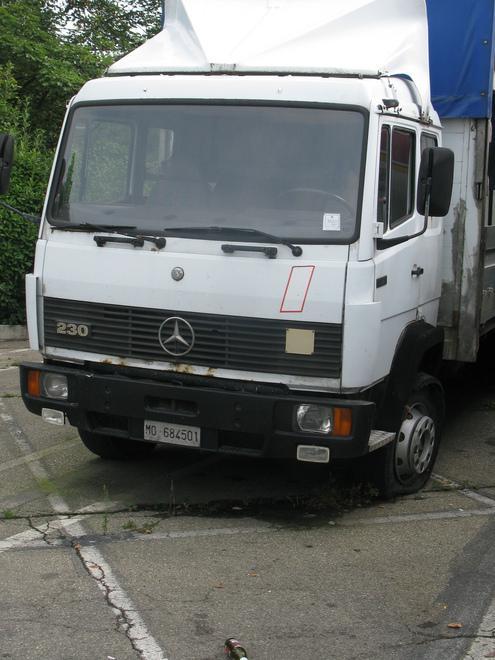 Camion fuori uso da un anno abbandonato nell’area piscine