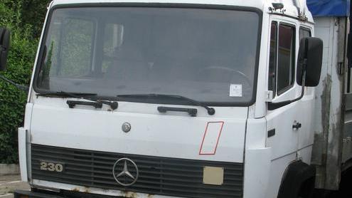 Camion fuori uso da un anno abbandonato nell’area piscine