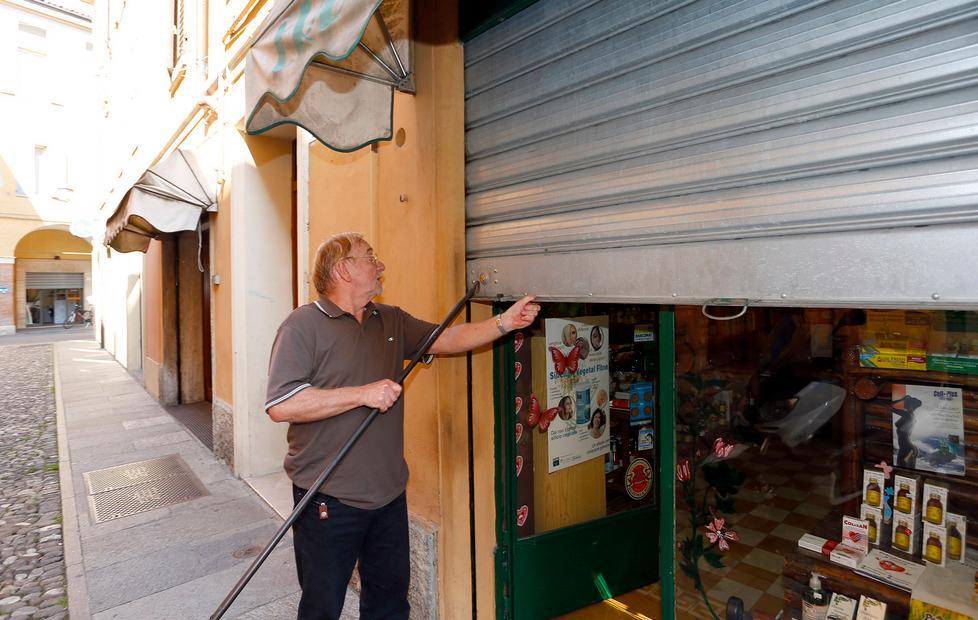 Serrature incollate al negozio del “dissidente” 