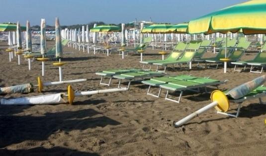 Ombrelloni e lettini danneggiati