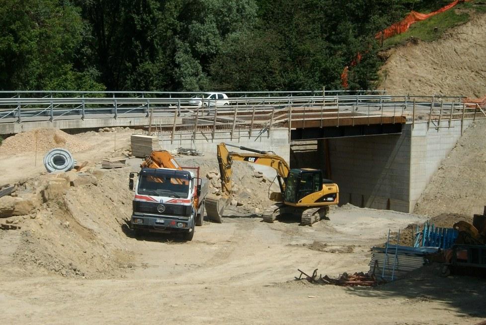 Un semaforo in località Pignedolo per i lavori sul ponte