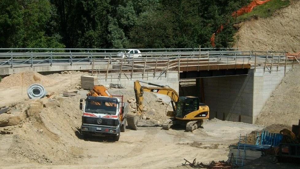 Un semaforo in località Pignedolo per i lavori sul ponte