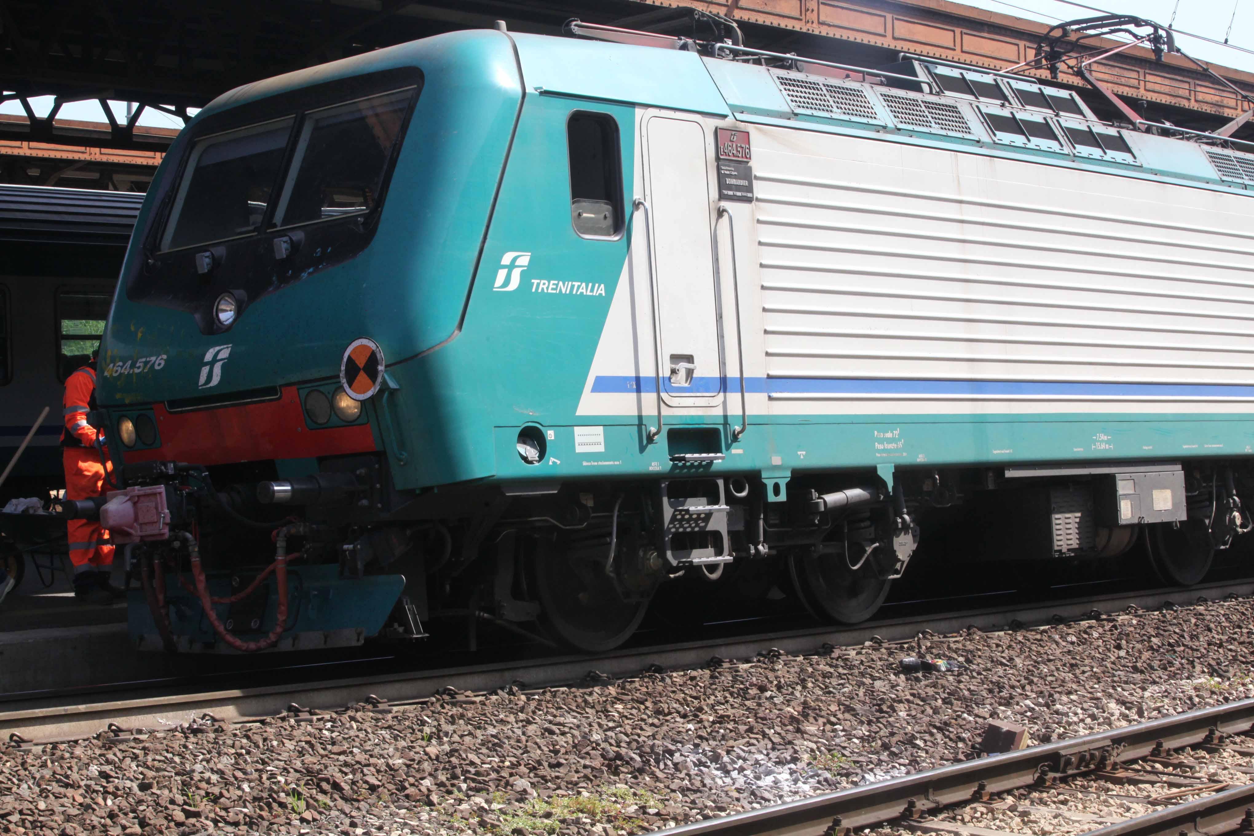 Vandali sul treno, fuoco nella carrozza 