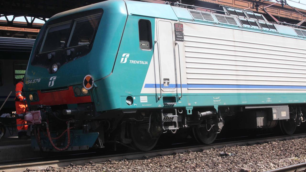 Vandali sul treno, fuoco nella carrozza