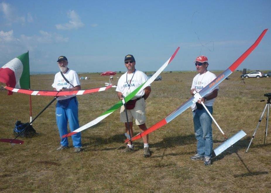 Portano via l’aeromodello al campione 