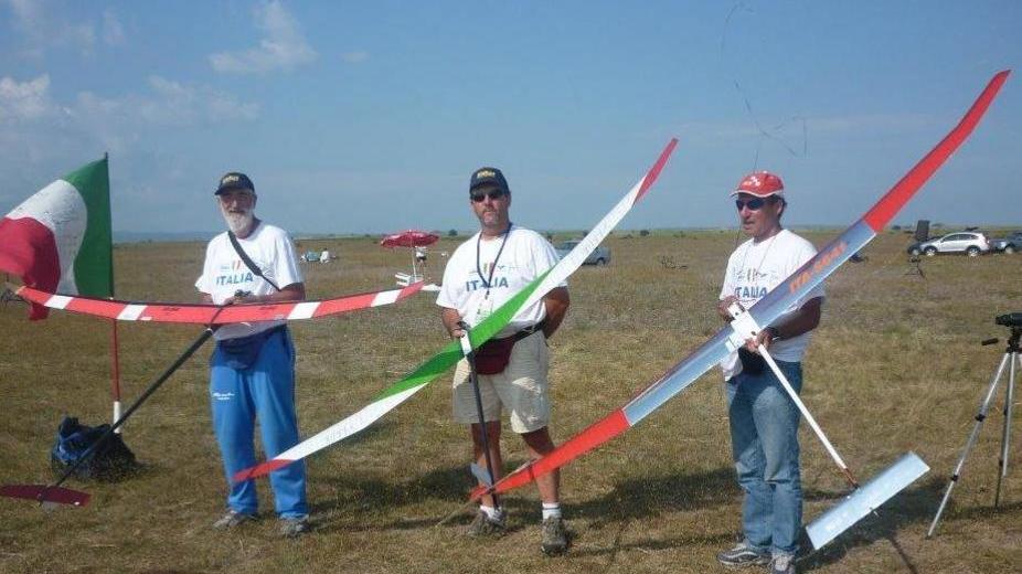 Portano via l’aeromodello al campione