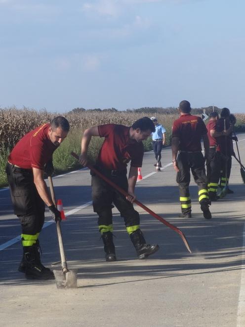 Trattore “semina” terra sull’asfalto Strada chiusa per ore 