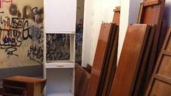 Mobili abbandonati in pieno centro: 600 euro di multa a una famiglia