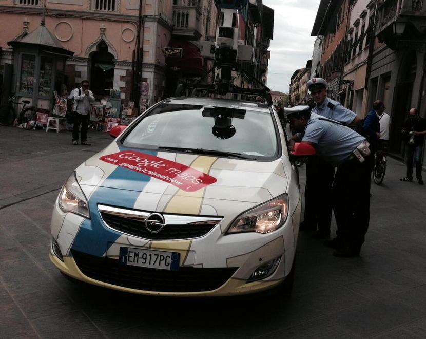 L’auto di Google maps fra le strade del centro della città 