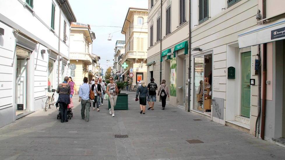 In stato di ebbrezza a bordo di uno scooter rubato