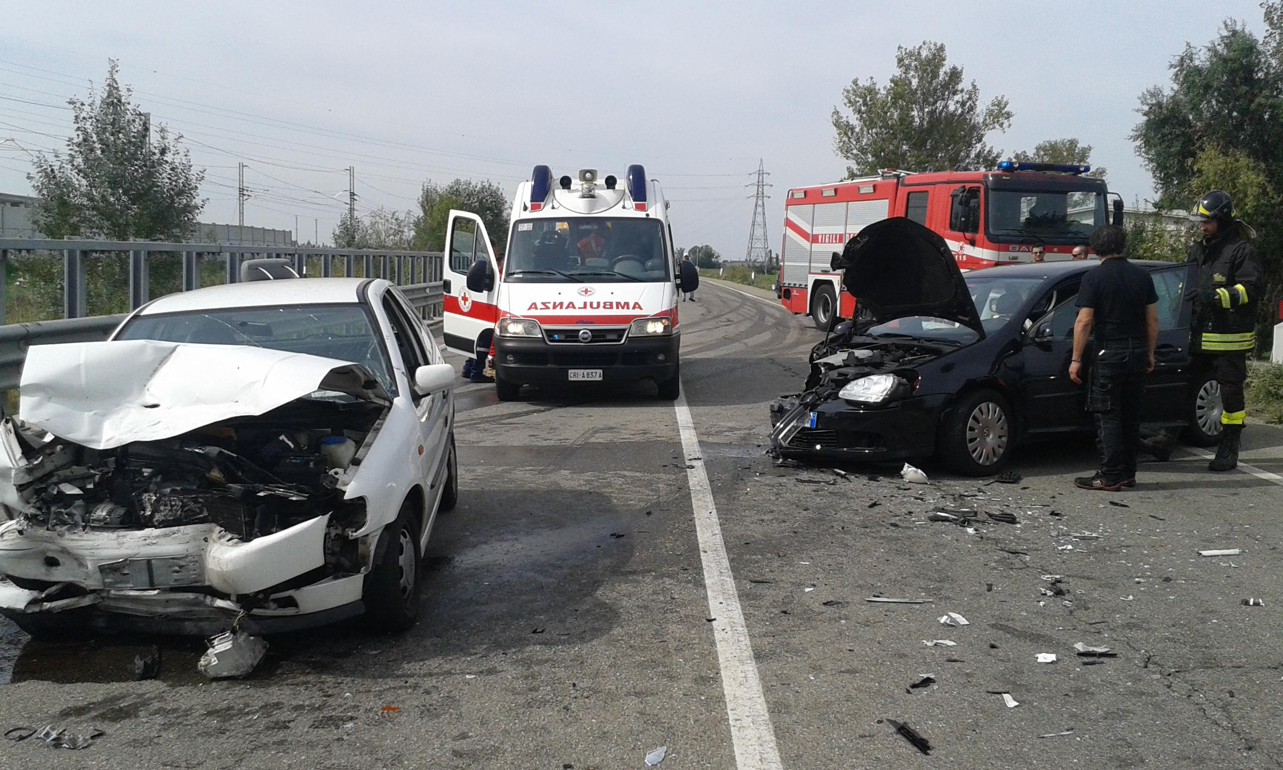 Frontale tra due auto a Correggio, tre giovani rimasti feriti