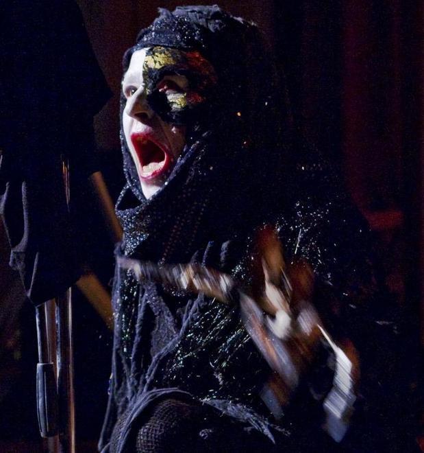 Il fantasma che ricorda. In scena Julia la strega 