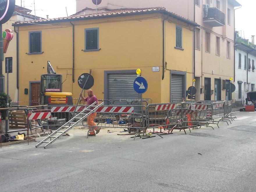 Cantiere infinito in via Roma: «Tranquilli, ce ne andremo presto» 