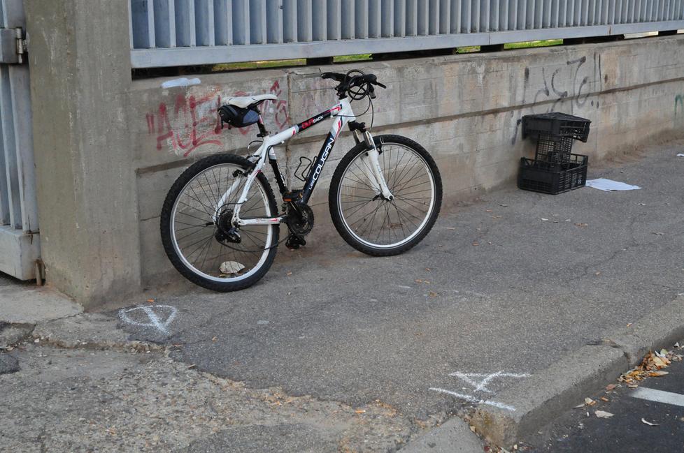 Pirata della strada a 81 anni, investe una ragazza in bici e scappa 