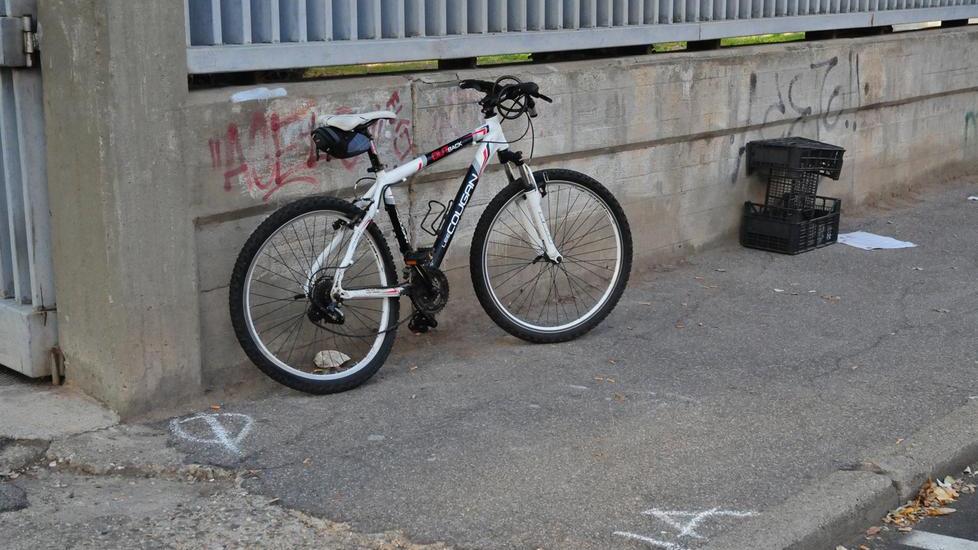 Pirata della strada a 81 anni, investe una ragazza in bici e scappa