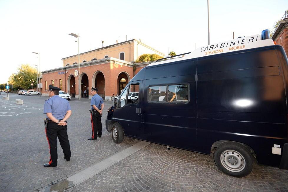 Stazione mobile dei carabinieri in piazza Unità d’Italia 