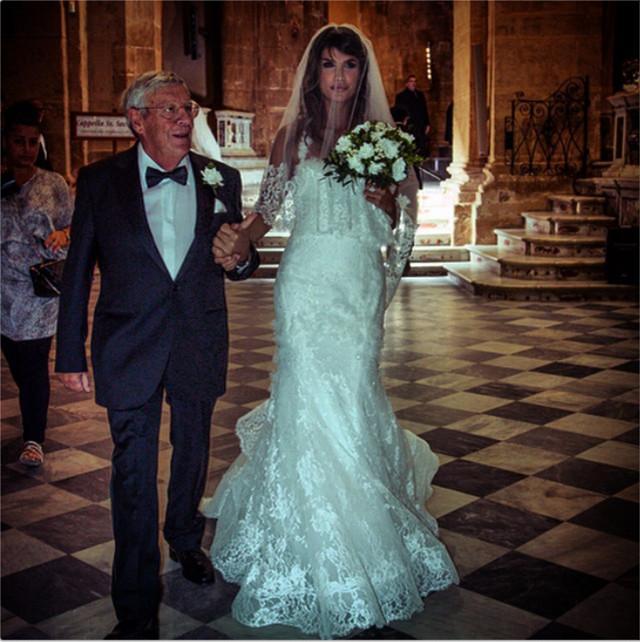 Tweet di Eli Canalis per l’abito da sposa all’asta: «Incrocio le dita» 