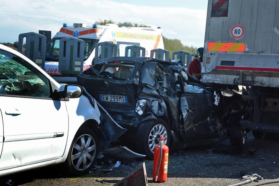 Doppio incidente sulla 131, travolto un carabiniere che presta soccorso