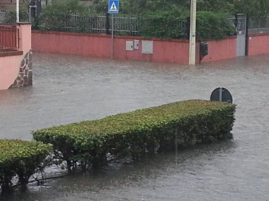 Piove e Assemini si ritrova allagato e invaso dai liquami 